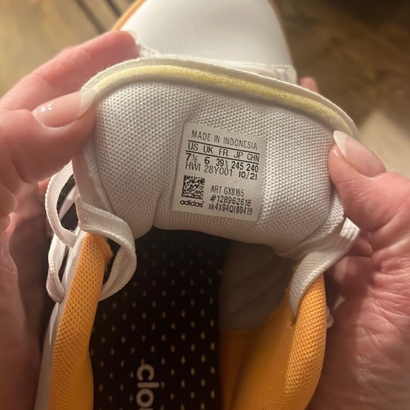 Size 7.5 Adidas Shoes - Picture 5 of 6